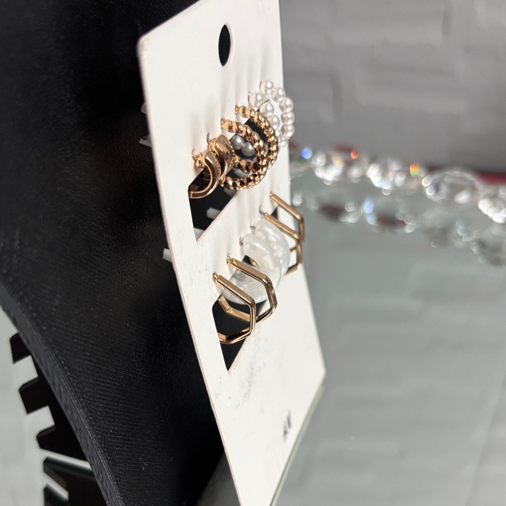 5/$25 (Pick 5 items for $25 Labeled) H&M 6 Pair Earring Collection - Picture 2 of 2